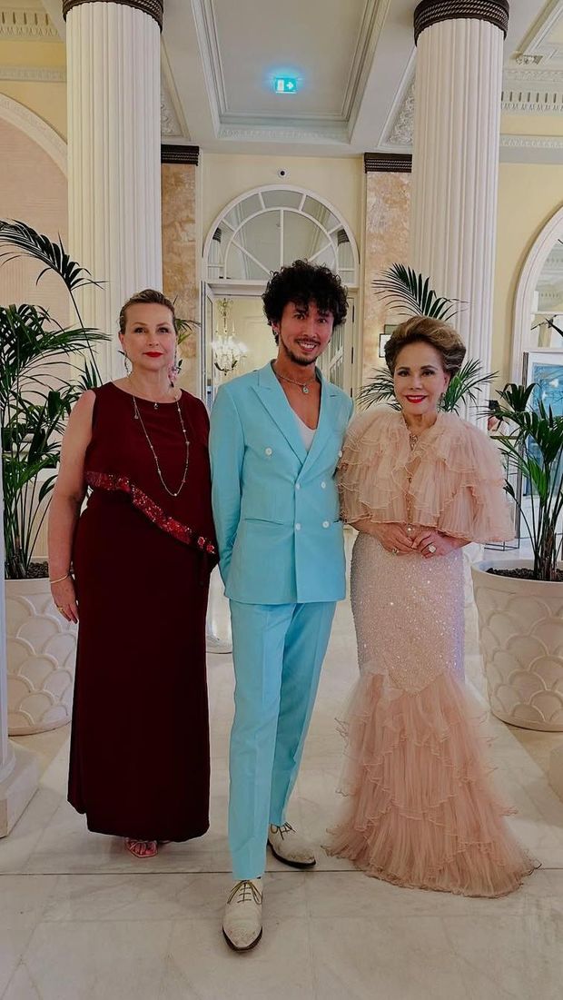 Dewi Soekarno di Red Carpet Cannes Film Festival