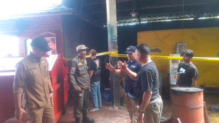 Dinas Lingkungan Hidup (DLH) Kabupaten Bogor menyegel pabrik yang disangka menjadi penyebab pencemaran air anak sungai di Citeureup yang meningkat menjadi warna oranye. (dok. ist) Dinas Lingkungan Hidup (DLH) Kabupaten Bogor menyegel pabrik yang disangka menjadi penyebab pencemaran air anak sungai di Citeureup yang meningkat menjadi warna oranye. (dok. ist)