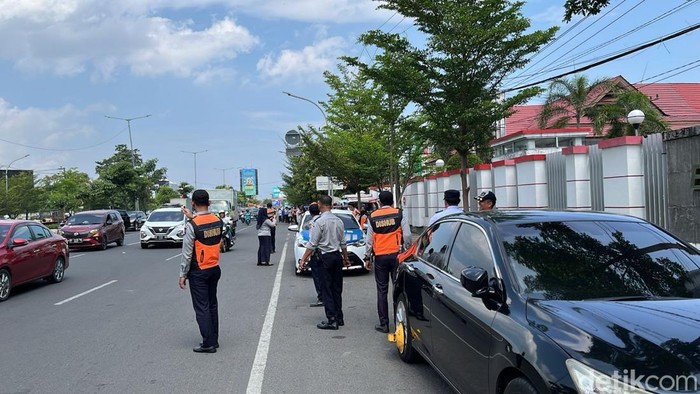 Dishub Makassar menggembok kendaraan beroda empat parkir di pundak jalan. Dishub Makassar menggembok kendaraan beroda empat parkir di pundak jalan.
