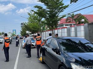 Dishub Makassar Gembok 9 Mobil Parkir di Badan Jalan Pettarani, Polisi Tilang Dishub Makassar Gembok 9 Mobil Parkir di Badan Jalan Pettarani, Polisi Tilang