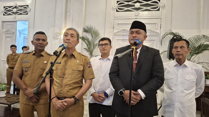 Dua kepala kawasan di Bogor menggelar konferensi kerja sama tangani dan kelola sampah di TPAS Galuga. (dari kiri ke kanan) Wakil Wali Kota Bogor Jenal Mutaqin, Wali Kota Bogor Dedie Rachim, Ketua DPRD Kabupaten Bogor Sastra Winara, Bupati Bogor Rudy Susmanto dan Wakil Bupati Ade Ruhendi.