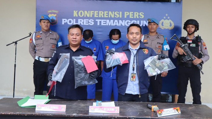 Dua pelaku pencurian aksesori emas dan sepeda motor yang ditangkap Reskrim Polres Temanggung, Senin (19/5/2025). Dua pelaku pencurian aksesori emas dan sepeda motor yang ditangkap Reskrim Polres Temanggung, Senin (19/5/2025).