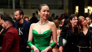 Elvira Devinamira Menyala di Red Carpet Cannes, Berbalut Gaun Hijau Emerald