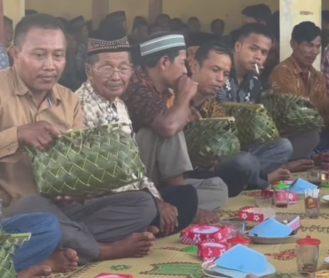 Tradisi Unik di Gunungkidul, Sego Kiso dalam 'Tas Ayam' Daun Kelapa