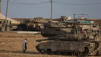 Israel Kerahkan Kendaraan Militer Dekat Gaza