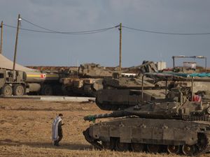 Israel Kerahkan Kendaraan Militer Dekat Gaza