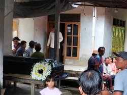 Jenazah PMI Asal Jembrana yang Meninggal di Polandia Tiba di Rumah Duka