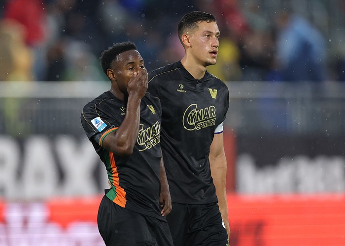  John Yeboah of Venezia (L) leaves the pitch at half-time with teammate Jay Idzes after missing a scoring chance during the Serie A match between Venezia and Fiorentina at Stadio Pier Luigi Penzo on May 12, 2025 in Venice, Italy. (Photo by Timothy Rogers/Getty Images)