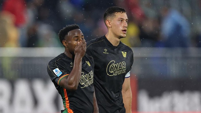 VENICE, ITALY - MAY 12: John Yeboah of Venezia (L) leaves the pitch at half-time with teammate Jay Idzes after missing a scoring chance during the Serie A match between Venezia and Fiorentina at Stadio Pier Luigi Penzo on May 12, 2025 in Venice, Italy. (Photo by Timothy Rogers/Getty Images)