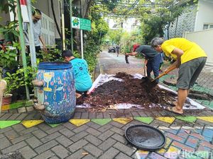 Kampung Edukasi Sampah Sidoarjo Panen Kompos dari Sumur Resapan Kampung Edukasi Sampah Sidoarjo Panen Kompos dari Sumur Resapan