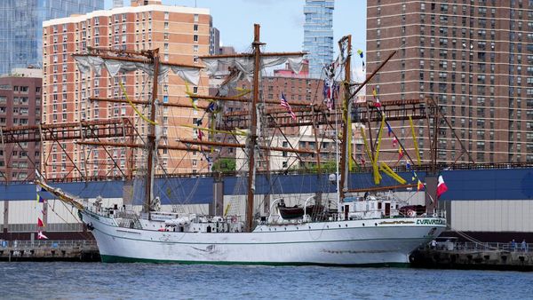Kapal AL Meksiko yang Tabrak Jembatan Brooklyn Berlabuh di New York