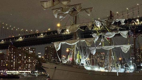 Kapal Latih Meksiko Tabrak Jembatan Brooklyn, 2 Kadet Tewas