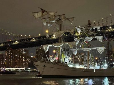 Kapal Latih Meksiko Tabrak Jembatan Brooklyn, 2 Kadet Tewas