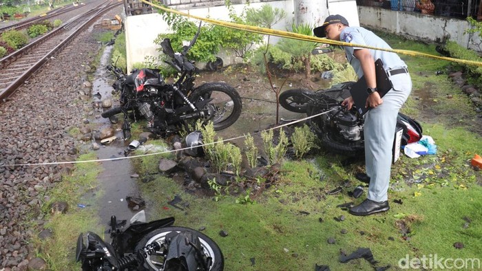 Kecelakaan KA Malioboro di Magetan Kecelakaan KA Malioboro di lokasi pelintasan di Kelurahan Mangge, Kecamatan Barat, Magetan tragedi