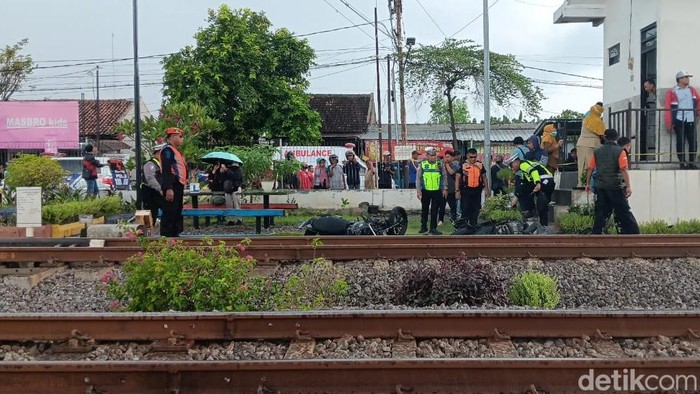 Kecelakaan kereta api di Magetan Pelintasan di Kelurahan Mangge, Kecamatan Barat, Magetan lokasi kecelakaan KA Malioboro Ekspres laga 7 motor