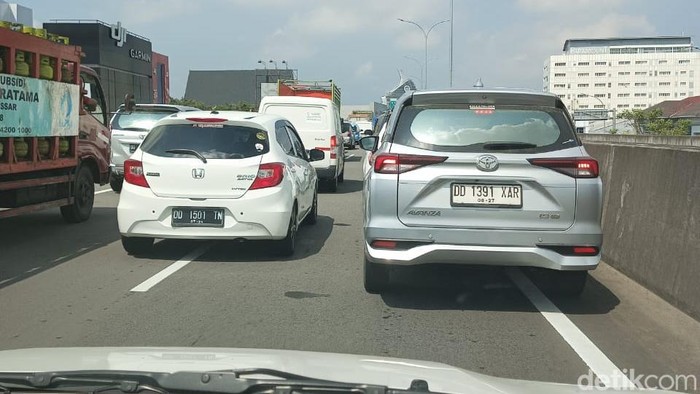 Kemacetan di Jalan Tol Layang AP Makassar. Kemacetan di Jalan Tol Layang AP Makassar.