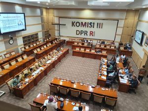 Rapat di DPR, Ikadin Usul Batasi Penyidikan 2 Tahun dan Pemeriksaan 8 Jam Rapat di DPR, Ikadin Usul Batasi Penyidikan 2 Tahun dan Pemeriksaan 8 Jam