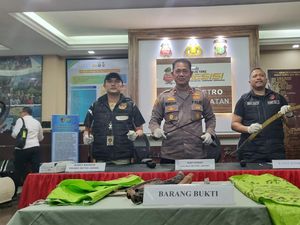 4 Temuan dari Posko Ormas yang Dibongkar Petugas Gabungan 4 Temuan dari Posko Ormas yang Dibongkar Petugas Gabungan