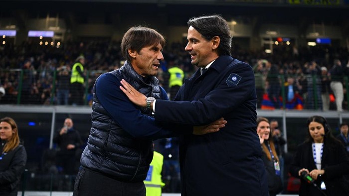 MILAN, ITALY - NOVEMBER 10: Head Coach of Napoli Antonio Conte and Head Coach of FC Internazionale Simone Inzaghi are seen during the Serie A match between FC Internazionale and Napoli at Stadio Giuseppe Meazza on November 10, 2024 in Milan, Italy. (Photo by Mattia Ozbot - Inter/Inter via Getty Images)