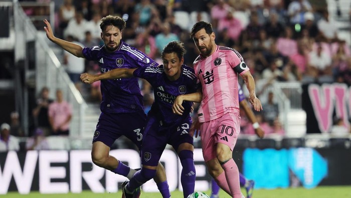 FORT LAUDERDALE, FLORIDA - MAY 18: Lionel Messi #10 of Inter Miami CF controls the ball whilst under pressure from Rodrigo Schlegel #15 (C) and Joran Gerbet #35 (L) of Orlando City during the MLS match between Inter Miami CF and Orlando City at Chase Stadium on May 18, 2025 in Fort Lauderdale, Florida. (Photo by Leonardo Fernandez/Getty Images)