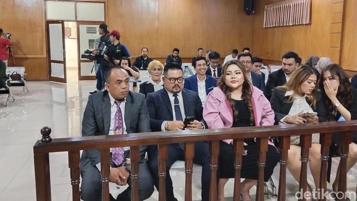 Lisa Mariana dan pengacaranya di PN Bandung. Lisa Mariana dan pengacaranya di PN Bandung.