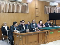 Suara Kekecewaan Lisa Mariana di Sidang Perdana Vs RK