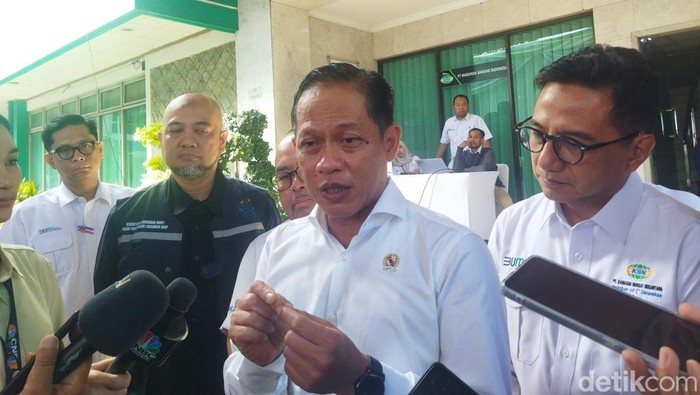 Menteri LH, Hanif Faisol Nurofiq, menganalisa Kawasan Berikat Nusantara (KBN) Marunda. Hanif menganalisa potensi pencemaran udara jelang animo kemarau di Jakarta. (Kurniawan/detikcom) Menteri LH, Hanif Faisol Nurofiq, menganalisa Kawasan Berikat Nusantara (KBN) Marunda. Hanif menganalisa potensi pencemaran udara jelang animo kemarau di Jakarta. (Kurniawan/detikcom)