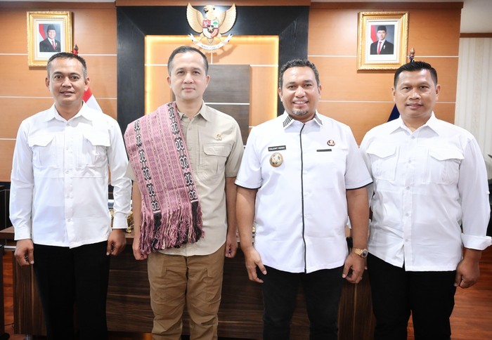 Menteri Transmigrasi RI Iftitah Sulaiman berjumpa dengan Bupati Timor Tengah Utara Yosep Falentinus Delasalle Kebo. Menteri Transmigrasi RI Iftitah Sulaiman berjumpa dengan Bupati Timor Tengah Utara Yosep Falentinus Delasalle Kebo.