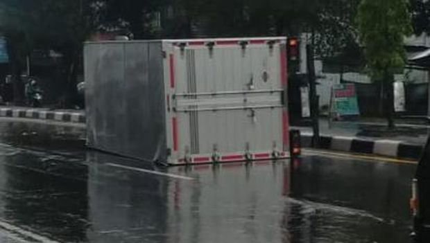 Mobil boks terguling di Jalan Jogja-Solo, Jogonalan, Klaten, Senin (19/5/2025).