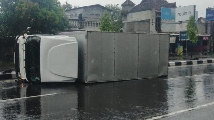 Mobil boks terguling di Jalan Jogja-Solo, Jogonalan, Klaten, Senin (19/5/2025).