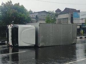 Mobil Boks Terguling di Jalan Jogja-Solo Klaten Mobil Boks Terguling di Jalan Jogja-Solo Klaten