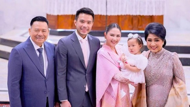Gosip Terkini Selebriti Insertlive : Cucu Kesayangan Otto Hasibuan, 7 Momen Sakral Pembaptisan Kyarra Anak Jessica Mila & Yakup