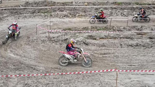 Pebalap Unjuk Kemampuan di Kejuaraan Motocross Sultra