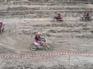 Pebalap Unjuk Kemampuan di Kejuaraan Motocross Sultra