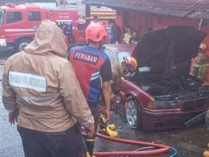 Sedan BMW Terbakar di Depan Pasar Cokro Klaten Sedan BMW Terbakar di Depan Pasar Cokro Klaten