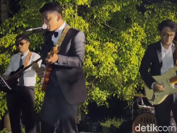 Bukan Lagu Romantis, Pengantin Pria Nyanyi Punk di Resepsi Pernikahannya