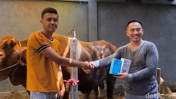 Asyik Beli Sapi Kurban Dapat Hadiah Handphone di Pasuruan