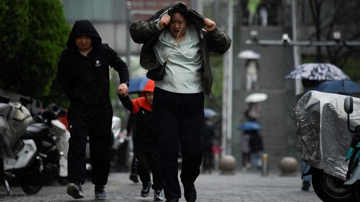 Peringatan warna kuning dirilis di beberapa kawasan China menyusul hujan deras yang terindikasi berisiko banjir di area pegunungan A yellow alert was issued in parts of Zhejiang, Fujian, Guangdong and Guangxi, indicating a relatively high risk of mountain flooding, Xinhua said.PHOTO: AFP