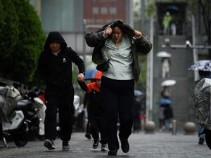 Video: Momen Topan Co-May Hantam China, 280 Ribu Orang Dievakuasi Video: Momen Topan Co-May Hantam China, 280 Ribu Orang Dievakuasi