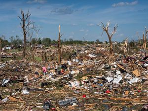 Video: Cerita Korban Selamat Tornado Dahsyat AS: Pemandangan Menakutkan Video: Cerita Korban Selamat Tornado Dahsyat AS: Pemandangan Menakutkan