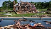 Permukiman Kayu di Kentucky AS Luluh Lantak Diterjang Tornado