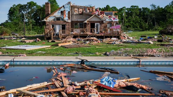 Permukiman Kayu di Kentucky AS Luluh Lantak Diterjang Tornado