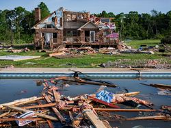 Permukiman Kayu di Kentucky AS Luluh Lantak Diterjang Tornado