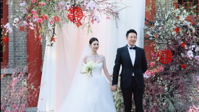 Highlight Dunia Hiburan InsertLive : Nikah Lagi, Sosok Istri Daun Muda Wang Xiaofei Eks Suami Barbie Hsu Jadi Sorotan