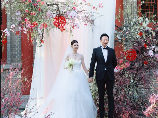 Potret Pernikahan Mantan Suami Barbie Hsu dengan Istri 18 Tahun Lebih Muda