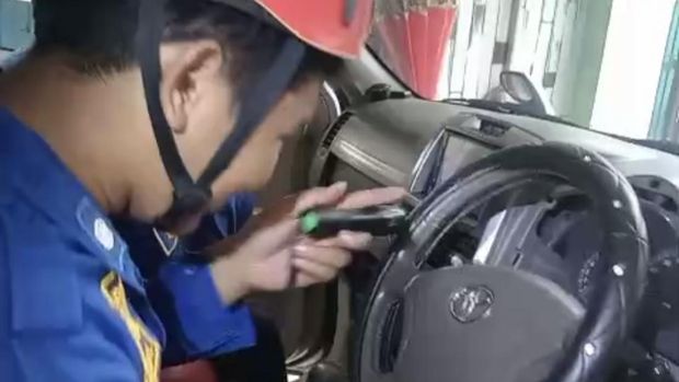 Petugas Damkar Sukoharjo di saat mengevakuasi kucing yang terjebak di dasbor kendaraan beroda empat di Desa Plumbon, Kecamatan Mojolaban, Kabupaten Sukoharjo, Senin (19/5/2025).