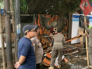 Petugas Gabungan Bongkar Posko PP Ilegal dan Angkut Jukir Liar di Jaksel Petugas Gabungan Bongkar Posko PP Ilegal dan Angkut Jukir Liar di Jaksel