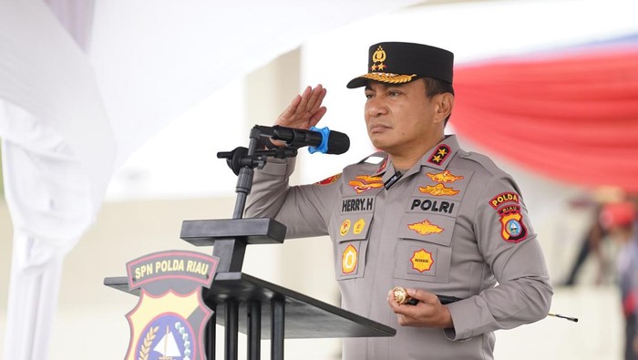 Polda Riau melatih Tim Raga untuk mengembangkan kesanggupan taktis dan teknis dalam penindakan premanisme. Polda Riau melatih Tim Raga untuk mengembangkan kesanggupan taktis dan teknis dalam penindakan premanisme.