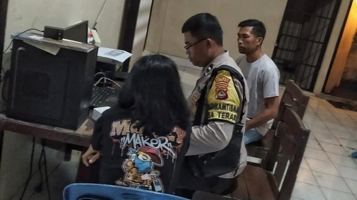 Polisi di saat meminta keterang an siswi korban penipuan di Polsek Terara, Lombok Timur, NTB, Minggu (18/5/2025) malam. Polisi di saat meminta keterang an siswi korban penipuan di Polsek Terara, Lombok Timur, NTB, Minggu (18/5/2025) malam.