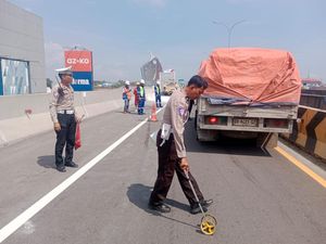 Truk Terbalik di Tol Layang Pettarani Makassar gegara Pecah Ban, 3 Orang Luka Truk Terbalik di Tol Layang Pettarani Makassar gegara Pecah Ban, 3 Orang Luka